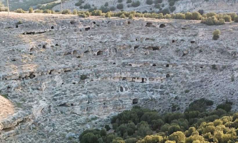 W Turcji odkryto 400 starożytnych grobowców wykutych w skale