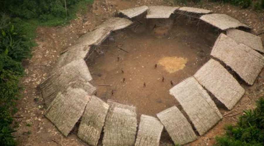 Osada jednego z plemion izolowanych w Amazonii w Brazylii