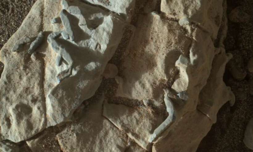Zagadkowe skalne stryktury na Marsie