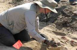Archeolog podczas prac wykopaliskowych