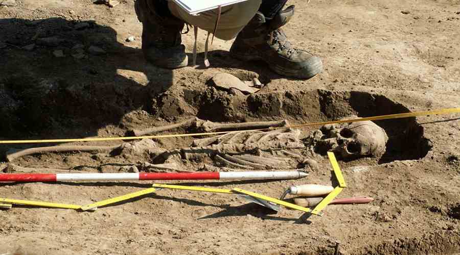 Wykopaliska archeologiczne odsłaniające ludzki szkielet