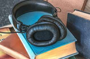 Audiobooki i e-booki popularnonaukowe – przegląd bestsellerów