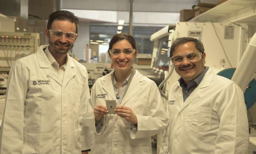 Naukowcy pracujący nad projektem baterii litowo-siarkowej