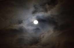 Księżyc w pochmurną noc