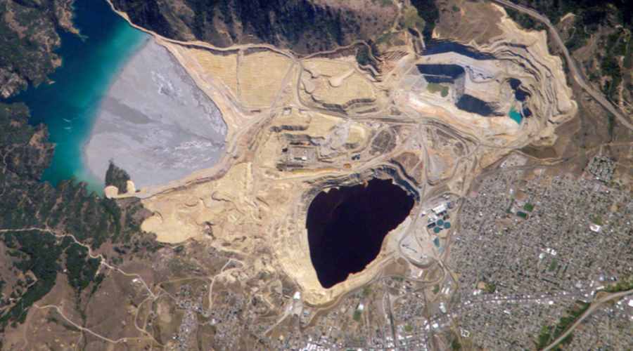 Berkeley Pit - dawna odkrywkowa kopalnia miedzi w mieście Butte. W lewym górnym rogu Doodle Tailings Pond