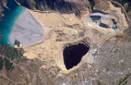 Berkeley Pit - dawna odkrywkowa kopalnia miedzi w mieście Butte. W lewym górnym rogu Doodle Tailings Pond
