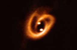 Narodziny układu podwójnego gwiazd uchwycone na zdjęciu