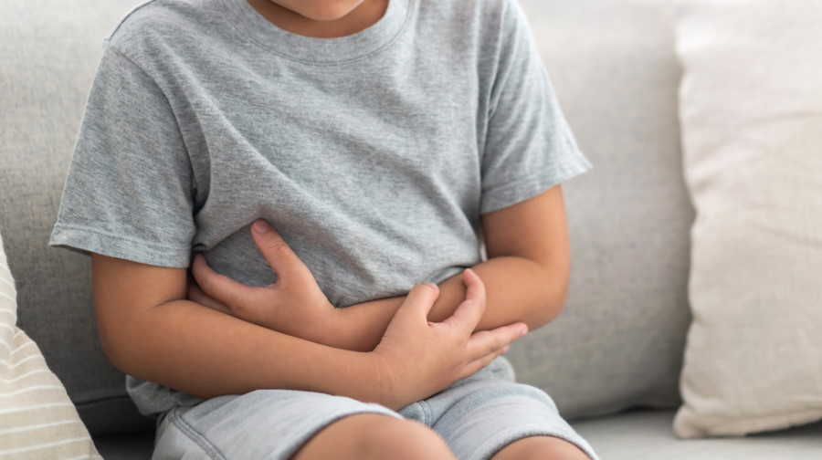 Wzdęty brzuch u dziecka – jak sobie z nim radzić?