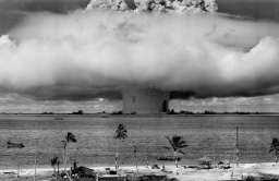 Grzyb atomowy po testach broni jądrowej na atolu Bikini
