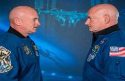 Astronauci NASA Scott i Mark Kelly