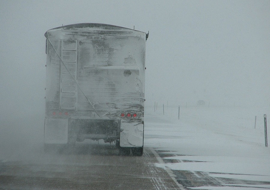 Jazda zimą – bezpieczne prowadzenie ciężarówek