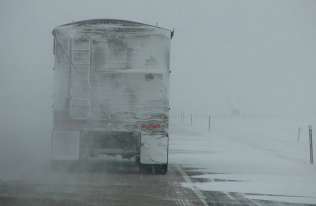 Jazda zimą – bezpieczne prowadzenie ciężarówek
