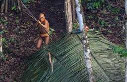 Przedstawiciel jednego z rdzennych ludów Amazonii mierzy z łuku do operatora kamery