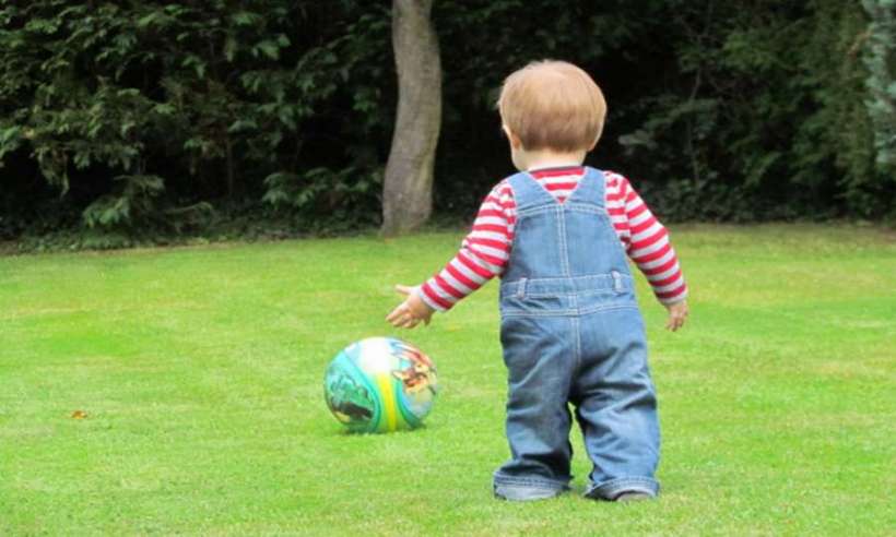 Dziecko bawiące się piłką