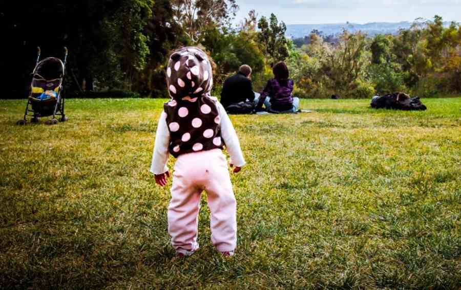 Dziecko z rodzicami w parku