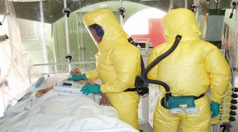 Lekarze w skafandrach ochronnych opiekujący się pacjentem z wirusem ebola