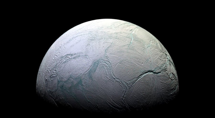 Enceladus jest pokryty grubą warstwą śniegu