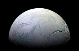Enceladus jest pokryty grubą warstwą śniegu