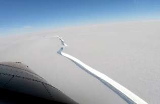 Antarktyda. Od lodowca oderwała się góra lodowa wielkości Londynu