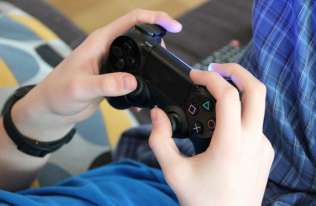 Badania wskazują, że granie w brutalne gry wideo w dzieciństwie nie zwiększa agresji w późniejszym życiu