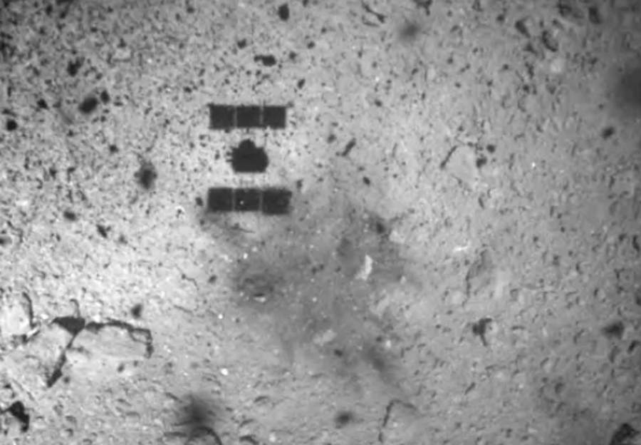 Cień sondy Hayabusa 2 na planetoidzie Ryugu