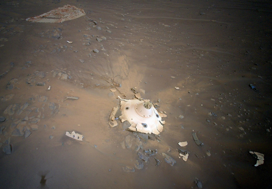 Dron Ingenuity sfotografował szczątki pojazdu, którym dotarł na Marsa