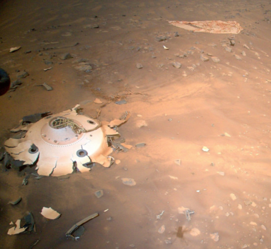 Dron Ingenuity sfotografował szczątki pojazdu, którym dotarł na Marsa