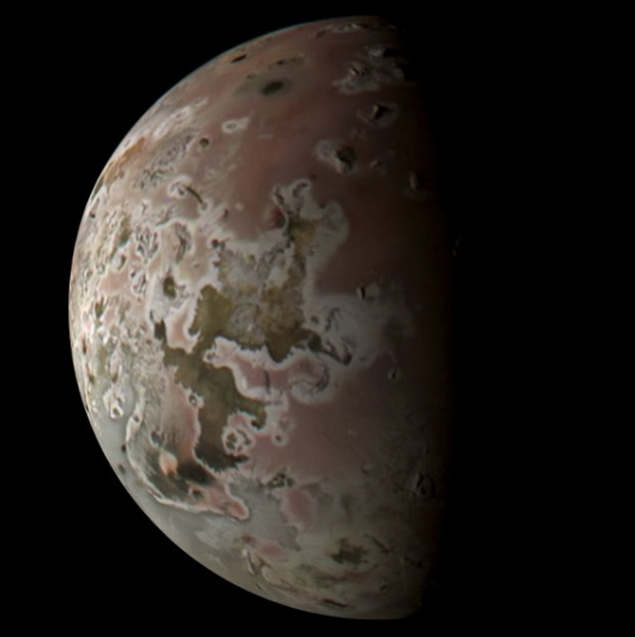 Io - księżyc Jowisza okiem sondy Juno