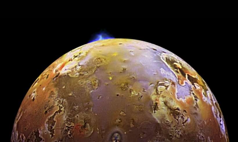 Lot nad górami i jeziorem lawy na Io. Nowe filmy NASA