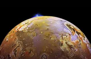 Lot nad górami i jeziorem lawy na Io. Nowe filmy NASA