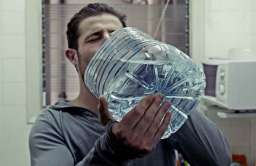 Mężczyzna pijący wodę z butelki