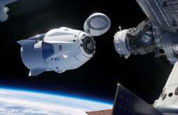 Kapsuła Dragon podczas dokowania do ISS