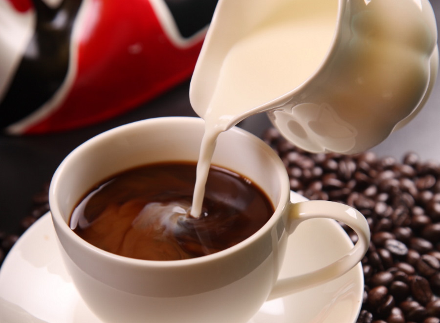 Filiżanka kawy z mlekiem może mieć działanie przeciwzapalne