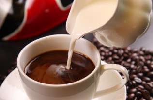Filiżanka kawy z mlekiem może mieć działanie przeciwzapalne