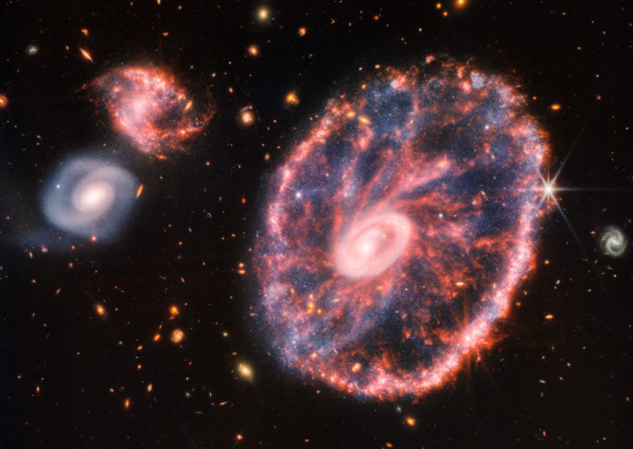 JWST ujawnia szczegóły spowitej pyłem galaktyki Koło Wozu