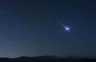 Meteor na nocnym niebie