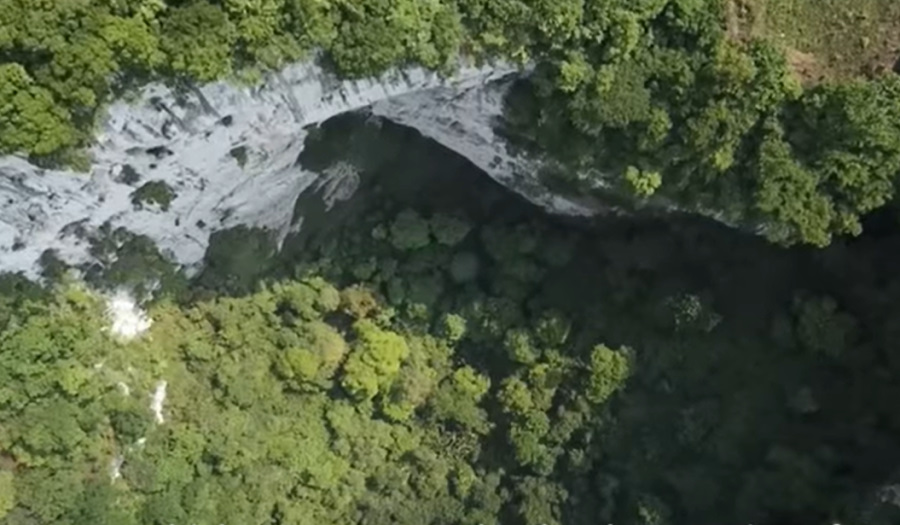 W Chinach odkryto gigantyczne zapadlisko z własnym lasem