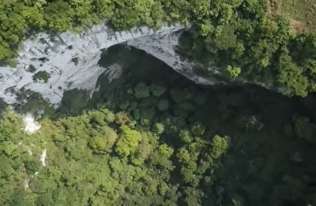 W Chinach odkryto gigantyczne zapadlisko z własnym lasem