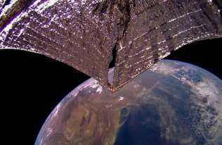 Satelita z żaglem słonecznym już od 30 miesięcy przemierza przestrzeń kosmiczną