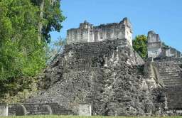 Ruiny kompleksu świątynnego Majów w Tikal