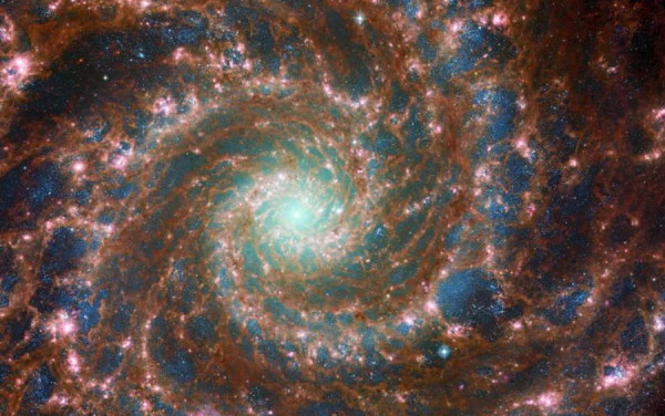 Obraz galaktyki Messier 74 wygenerowany z danych z teleskopu Hubble'a oraz teleskopu Webba