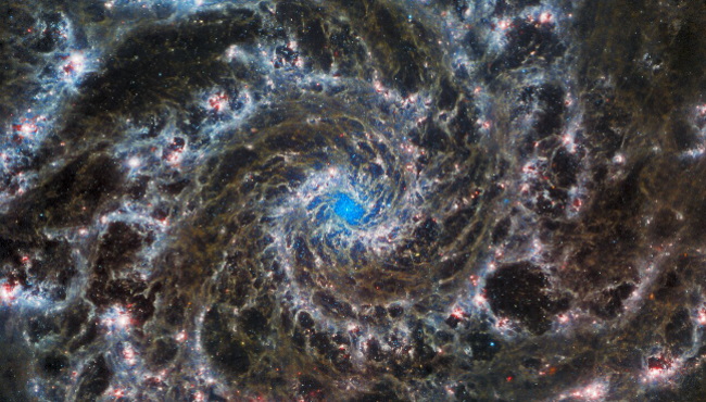 Obraz galaktyki Messier 74 wygenerowany z danych z teleskopu Webba