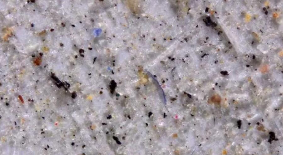 Mikroplastik w powietrzu. Tysiące ton maleńkich kawałków tworzyw sztucznych krąży po całej planecie