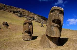Na Wyspie Wielkanocnej odkryto nieznany dotąd posąg moai