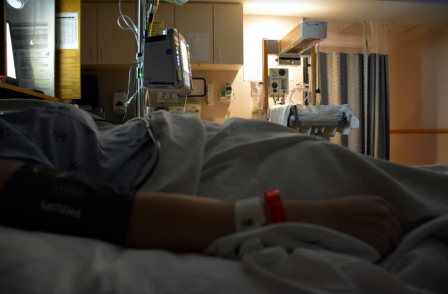 COVID-19 wśród osób hospitalizowanych jest co najmniej 5 razy bardziej śmiertelny od grypy