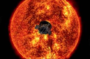 Sonda Parker Solar Probe na tle Słońca
