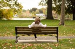 Kobieta na ławce w parku