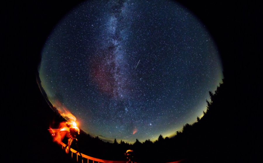 Zbliża się maksimum Perseidów. Jak obserwować rój meteorów?