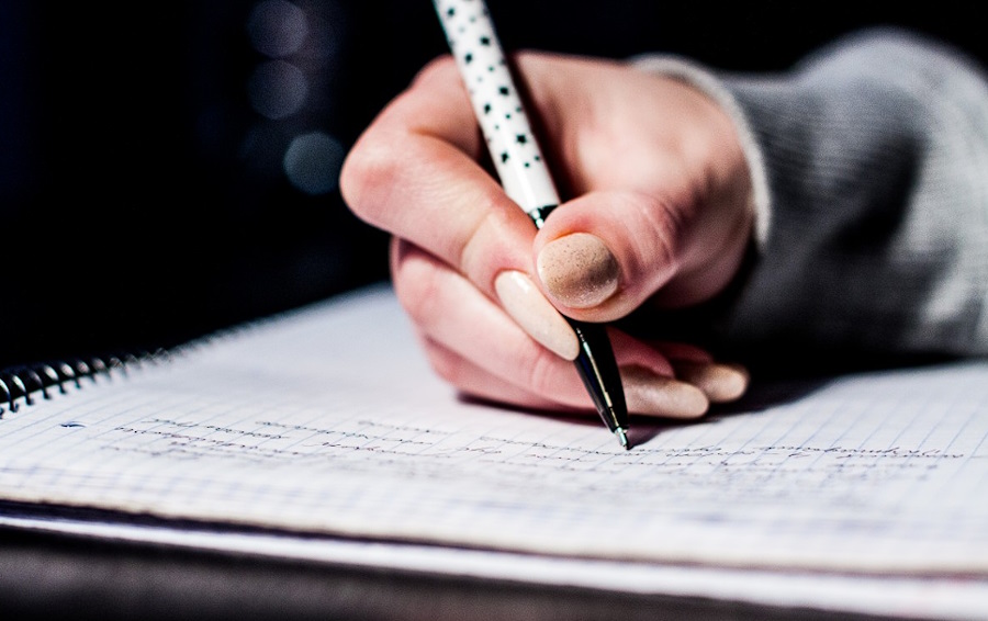 Ręczne pisanie bardziej angażuje mózg i korzystnie wpływa na proces uczenia się