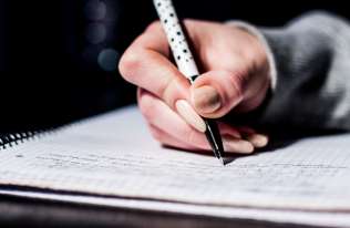 Ręczne pisanie bardziej angażuje mózg i korzystnie wpływa na proces uczenia się